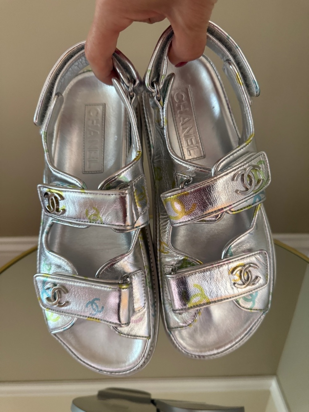 CHANEL DAD Sandals Silver laminated leather printed logo size 38 - Picture 10 of 17